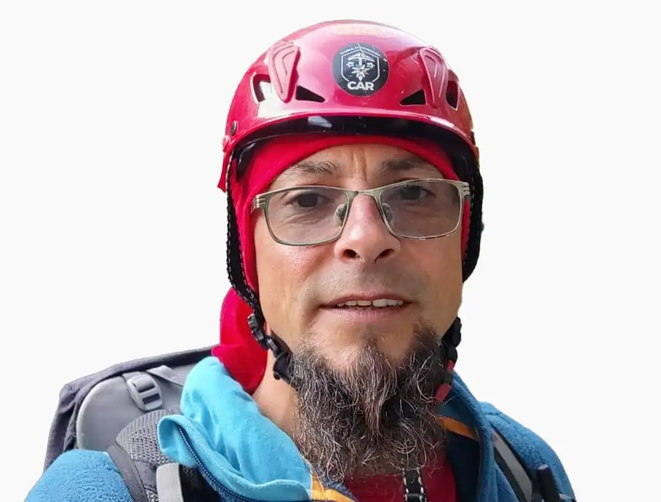 Grim Wilhelm, fondatorul Util Alpin Solutions, cu cască roșie de protecție